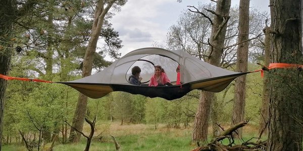 Spider Baumzelt im Wald mit 2 Kindern im Zelt